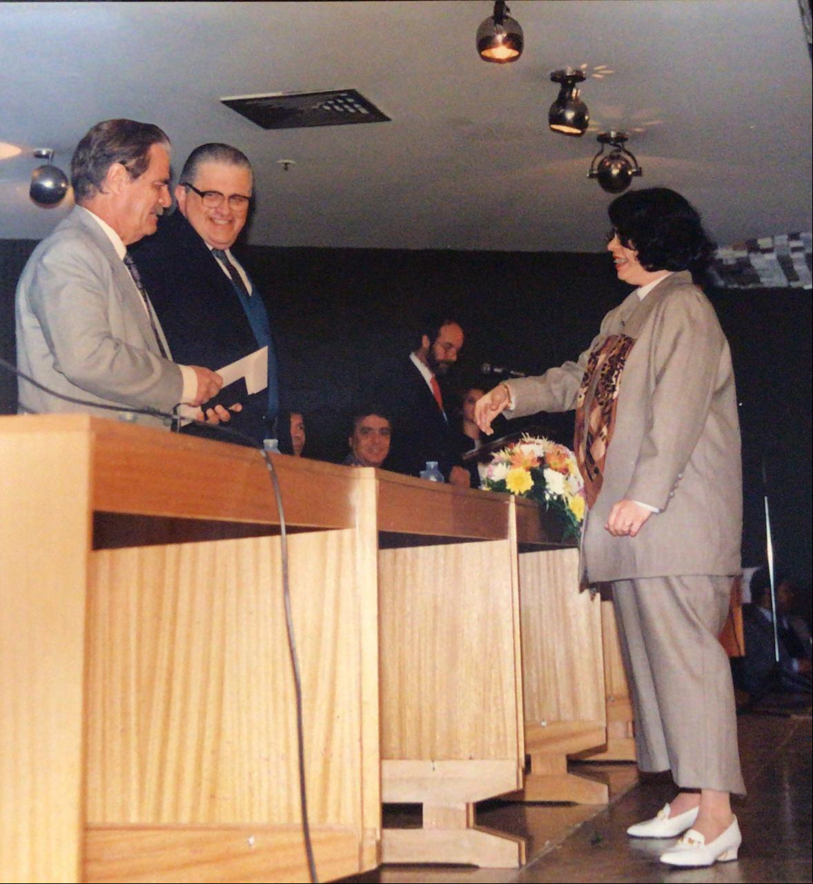 Recebendo a carteira funcional das mãos do então Presidente do Tribunal Regional Federal da 3a Região Desembargador Sebastião de Oliveira Lima